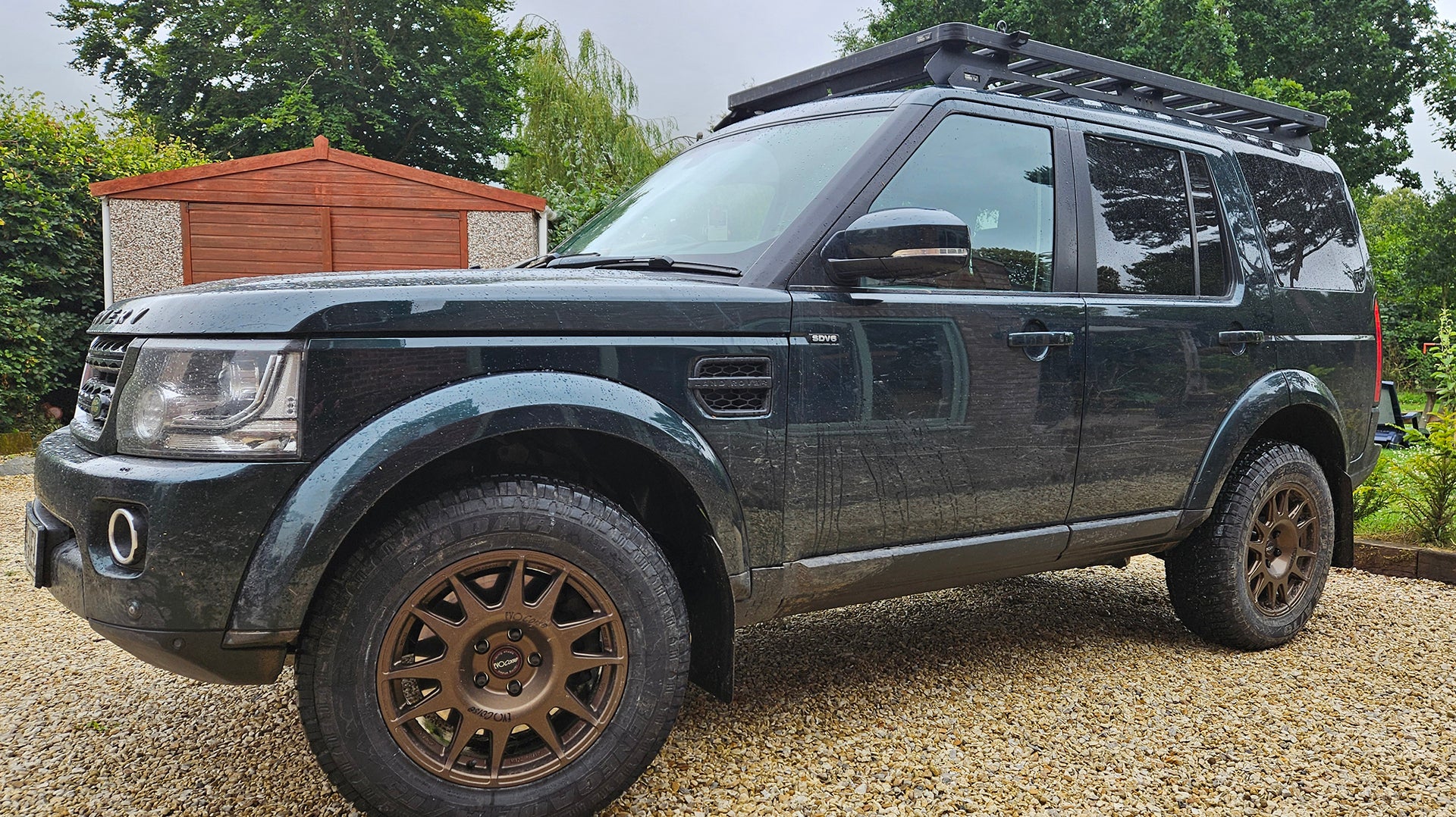 Land Rover Discovery 4 with EVO Corse DakarZero 18” Wheels and a Front Runner Roof Rack.