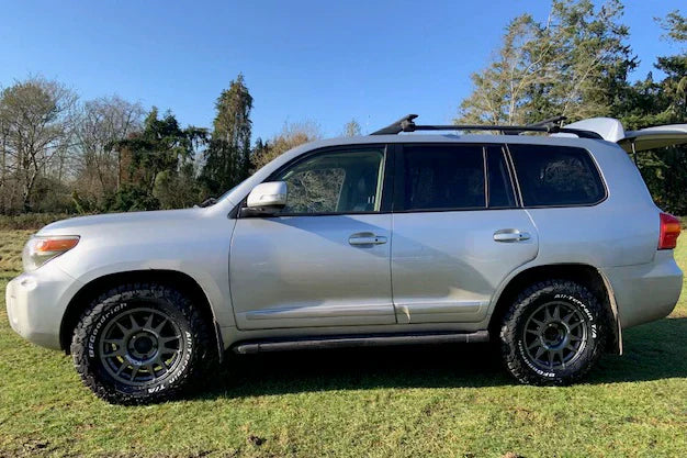 Silver Toyota Land Cruiser 100 series (1999+) with 18" EVO Corse DakarZero wheels in Anthracite