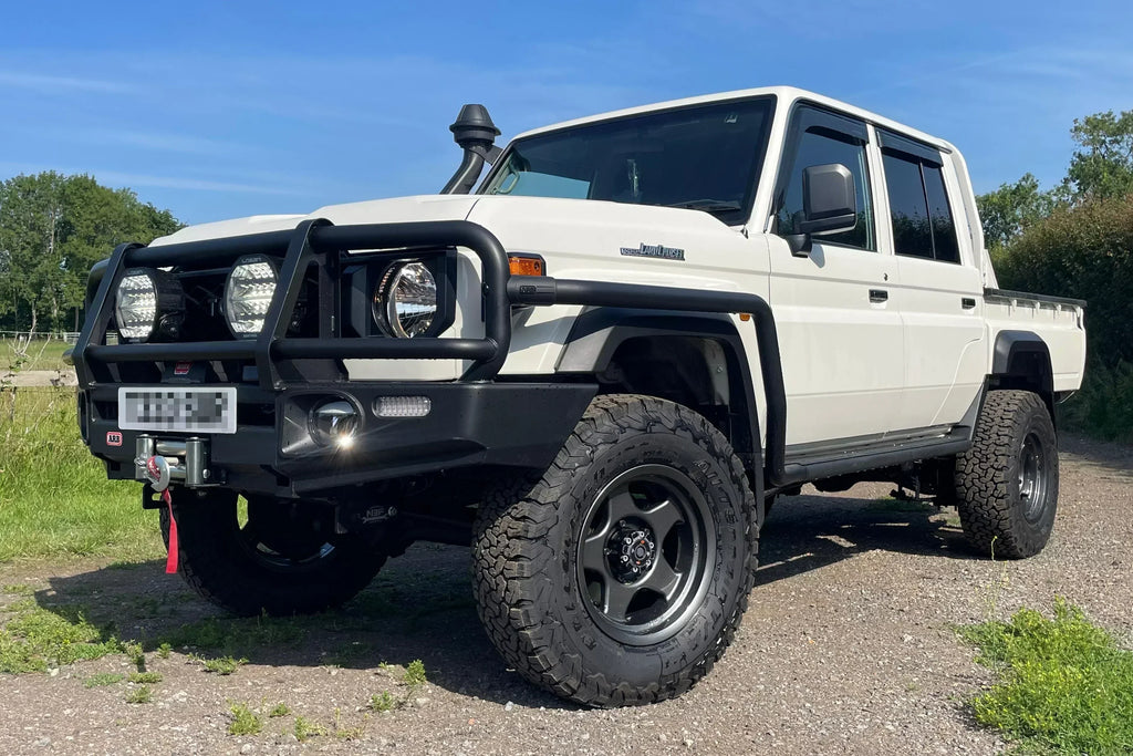 White Toyota Land Cruiser 79 (1984+) with 17" BRADLEY V wheels in Gunmetallic